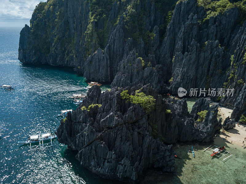 无人机拍摄的鸟瞰田园诗般的岛屿和泻湖在菲律宾与纯净的水和绿松石色;在El Nido, Palawan拍摄的旅游度假目的地概念。